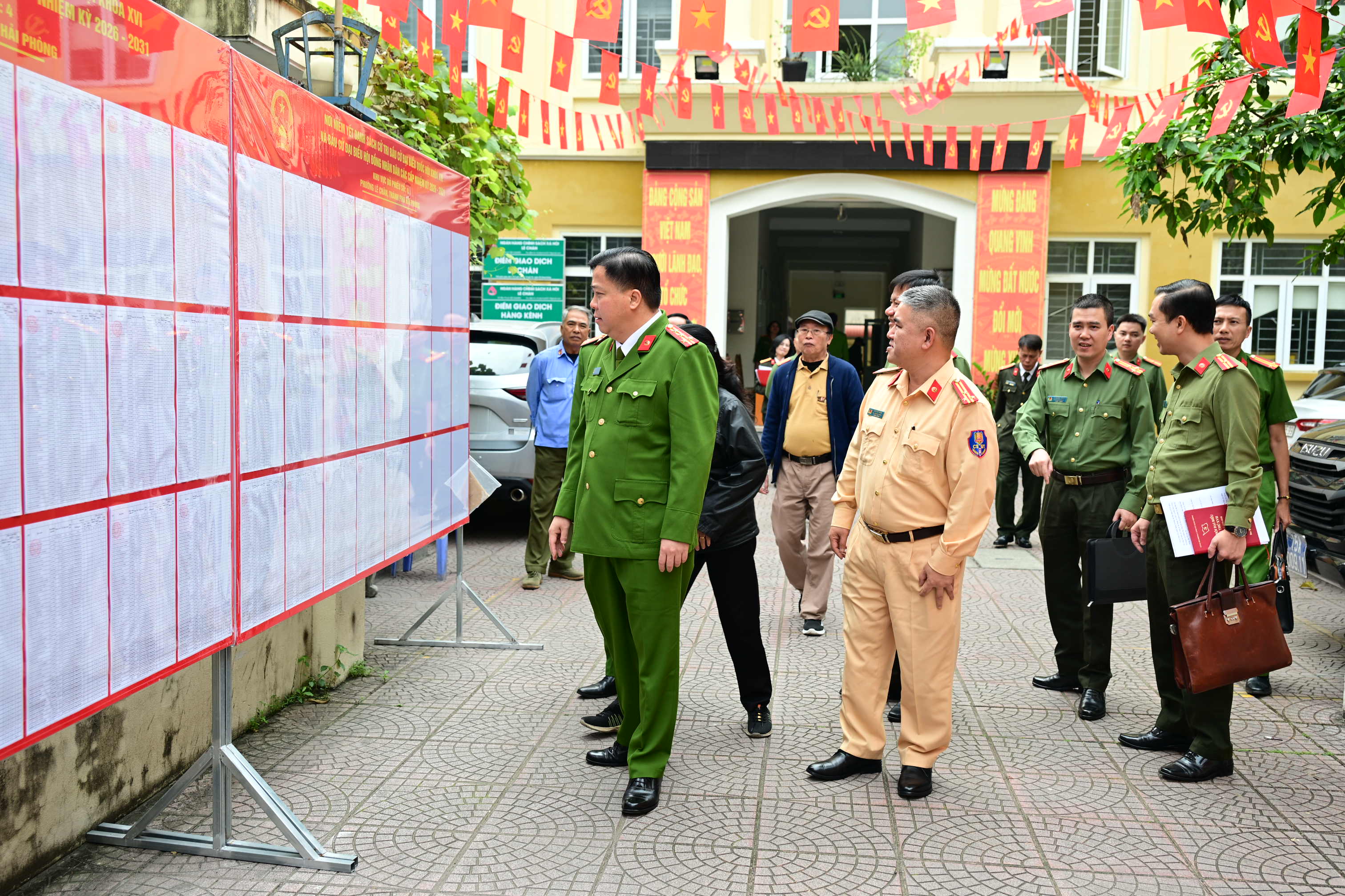 Đại tá Bùi Trung Thành - Phó Giám đốc CATP kiểm tra công tác bảo đảm ANTT tại các điểm bầu cử 